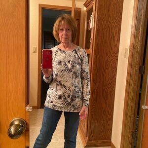 Bundle 10 (4-5$) items for a 10$ offer. Calvin Klein Black & White print.